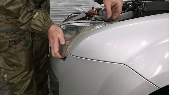 Форд Фокус 2 Снятие передней фары с заменой лампочек. смотреть онлайн