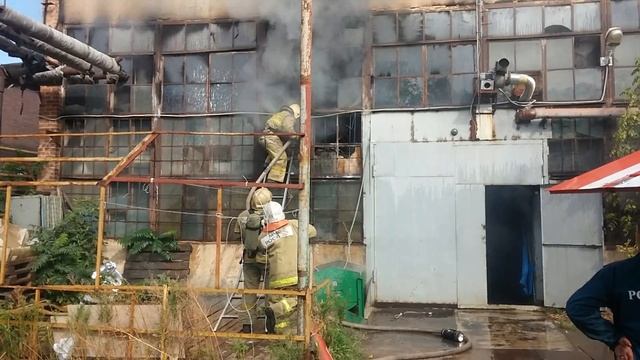 Пожар в Краснодаре. Горит здание завода XXI Век. смотреть онлайн