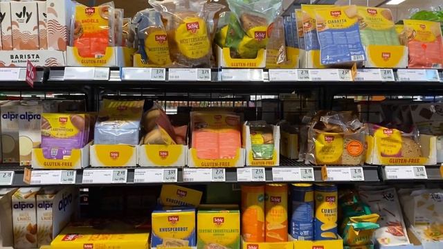 Супермаркет Rewe в Німеччині. Гарний асортимент продуктів смотреть онлайн