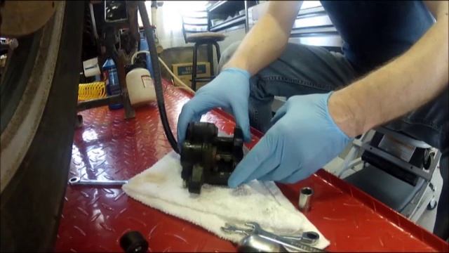 Classic Honda Caliper Rebuild Part 1 Piston Removal смотреть онлайн