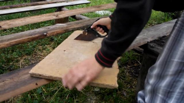 Деревенские будни. Делаем убежище для цыплят с курочкой и запускаем их туда. смотреть онлайн