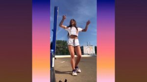 Эта девочка танцует/но как бы не со мной