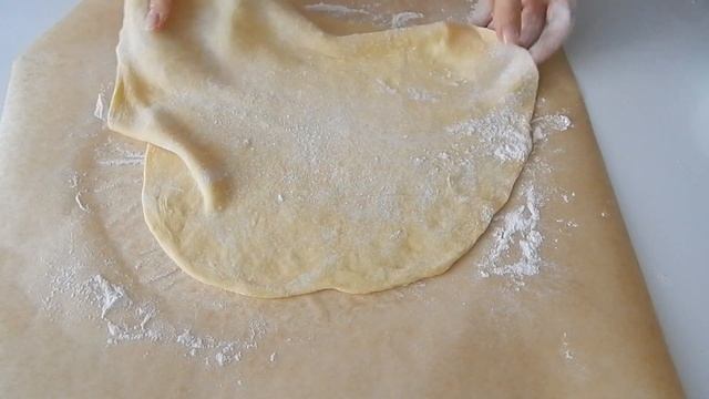 ЯБЛОЧНЫЙ ШТРУДЕЛЬ/Рецепт вытяжного теста/Apple strudel смотреть онлайн