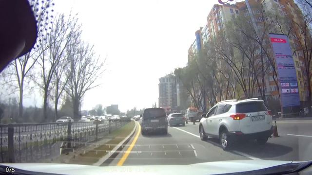 г.Алматы, пр.Аль-Фараби в зап.направлении. Срезаем разметку топором.06.04.2018 смотреть онлайн