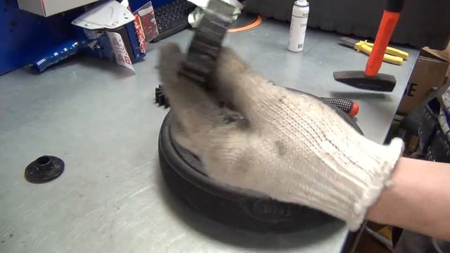 Замена тормозной шетстеренки на колесе детской коляски Ремонт колеса коляски смотреть онлайн