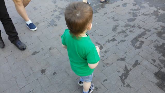 Дети купаются в фонтане Children bathe in the fountain смотреть онлайн