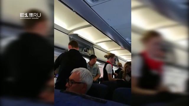 Появилось видео, как бортпроводники рейса «Уральских авиалиний» в полете проверяют багаж пассажиров смотреть онлайн