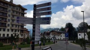 Горная олимпийская деревня летом Роза Хутор