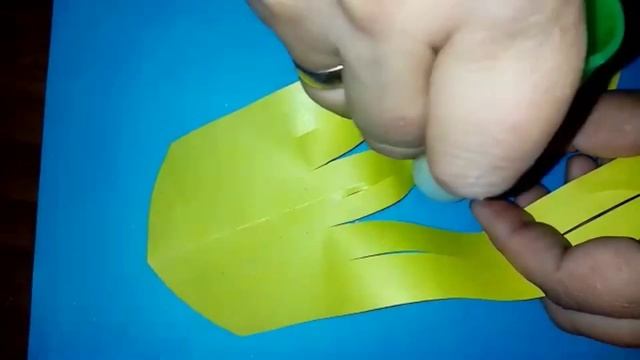 Цветочки рыб из цветной бумаги делают форму птички-зверька.