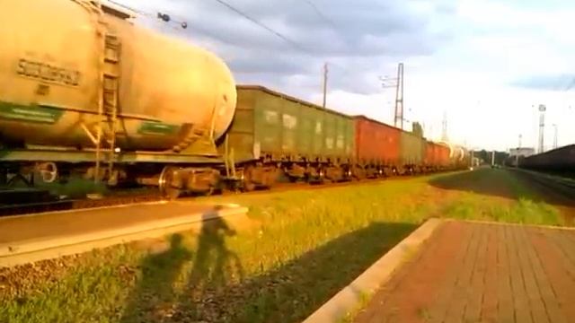 Электровоз ВЛ11.8-642 с четным грузовым поездом по станции Лихачёво смотреть онлайн