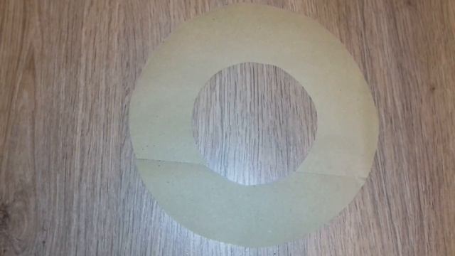 Новогодний веночек для украшения входной двери с сосновых шишек смотреть онлайн