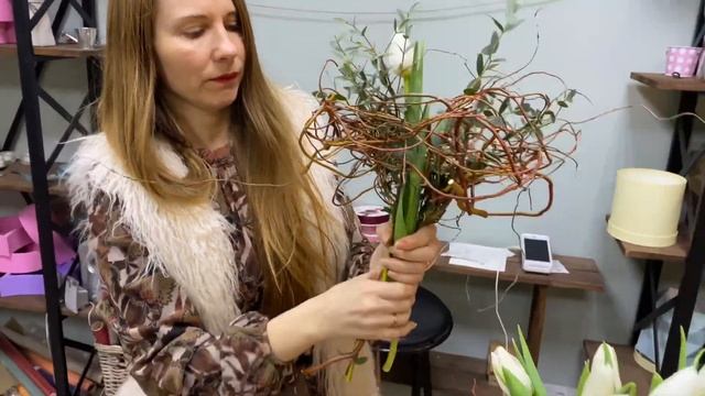 Букет на каркасе / тюльпаны, ветки ивы, котики, хамелациум смотреть онлайн
