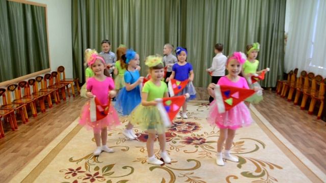 Хор МАДОУ №18 с песней «Пёстрый колпачок» смотреть онлайн