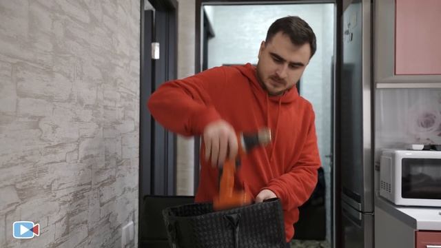 КОРОЧЕ ГОВОРЯ, ЖЕНСКАЯ СУМОЧКА смотреть онлайн