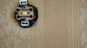 Что будет если засунуть пальцы в розетку 220 вольт? Опасный эксперимент. Не пытайтесь повторить!