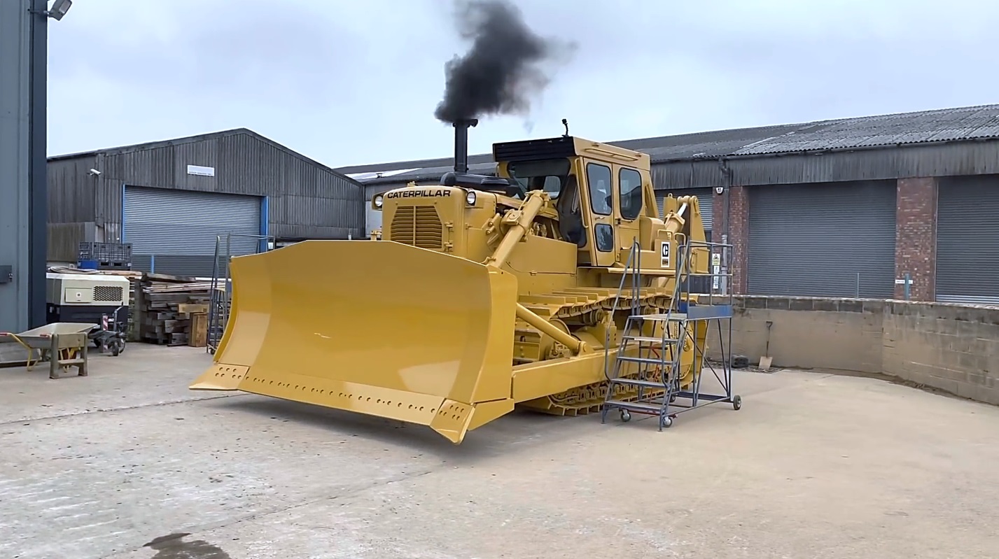 Монстр Caterpillar 1972 года массой 42.5 тонны, мощностью 375 л.с. Запуск и поездка. смотреть онлайн