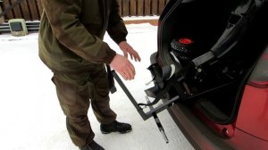 Загружаем мотор Сузуки 20 4т в машину с помощью ручки - транца с колесами.