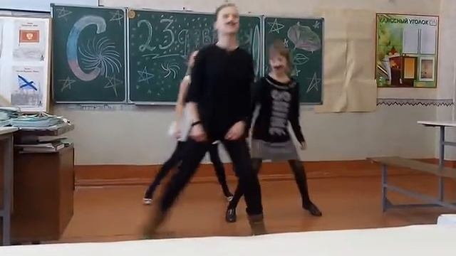 Школьный флеш-моб на 23 февраля. Крутой танец. смотреть онлайн