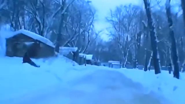 Дети скатываются с горки прямо под колеса. Новости Афонтово смотреть онлайн