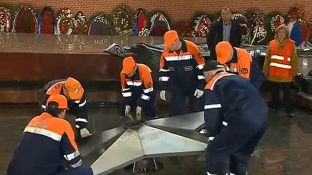 В Александровском саду провели профилактику горелки Вечного огня смотреть онлайн