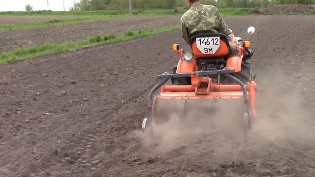 Kubota В10, работа с фрезой