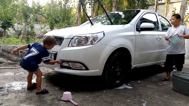 Учимся мыть машину | Learning to wash a car смотреть онлайн
