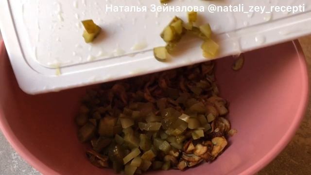 Вкусный салат «Снежки» с курицей, шампиньонами и маринованными огурчиками. Из порционных шариков. смотреть онлайн