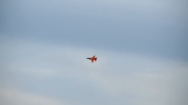STUNNING RC F-16 COBRA HUGE SCALE MODEL JET FLIGHT DEMONSTRATION смотреть онлайн