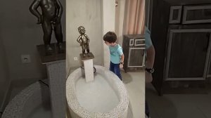 Писает мальчик