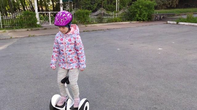 Segway Ninebot S катаємось перший раз дитина 7 років смотреть онлайн