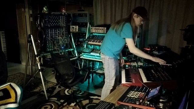 ♫ Jamming With a Bunch of Synths ♫ ----- (8) смотреть онлайн