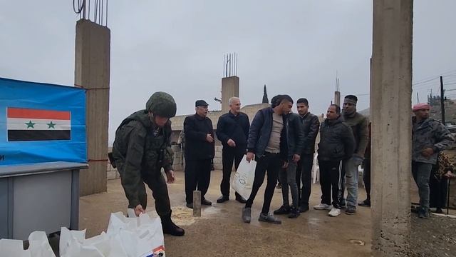 Российские военнослужащие передали гуманитарную помощь жителям н.п Джаб-эс-Сафа смотреть онлайн
