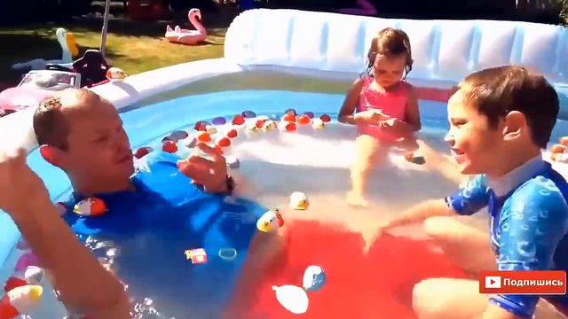 МАКС и КАТЯ ИГРАЮТ в БАССЕЙНЫ с ИГРУШКАМИ Новые Видео Мисс Кэти и Мистер Макс
