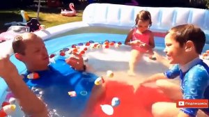 МАКС и КАТЯ ИГРАЮТ в БАССЕЙНЫ с ИГРУШКАМИ Новые Видео Мисс Кэти и Мистер Макс
