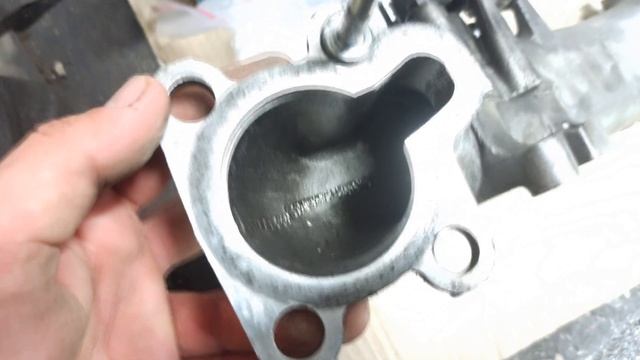 Снять дроссельную заслонку на Toyota Hiace Regius 1KZ-TE, замена прокладок и промывка дросселя. смотреть онлайн