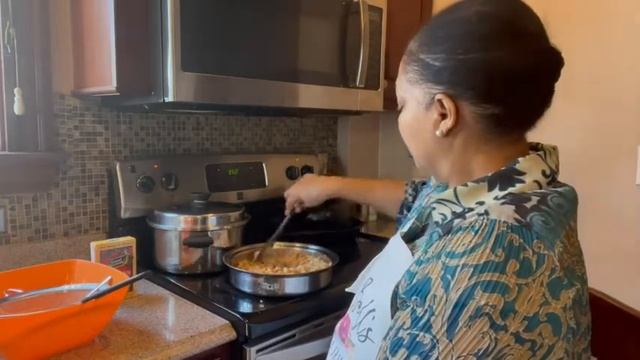 Monday Moments: Mrs. Bell's Great Northern Beans with Smoked Turkey Necks смотреть онлайн