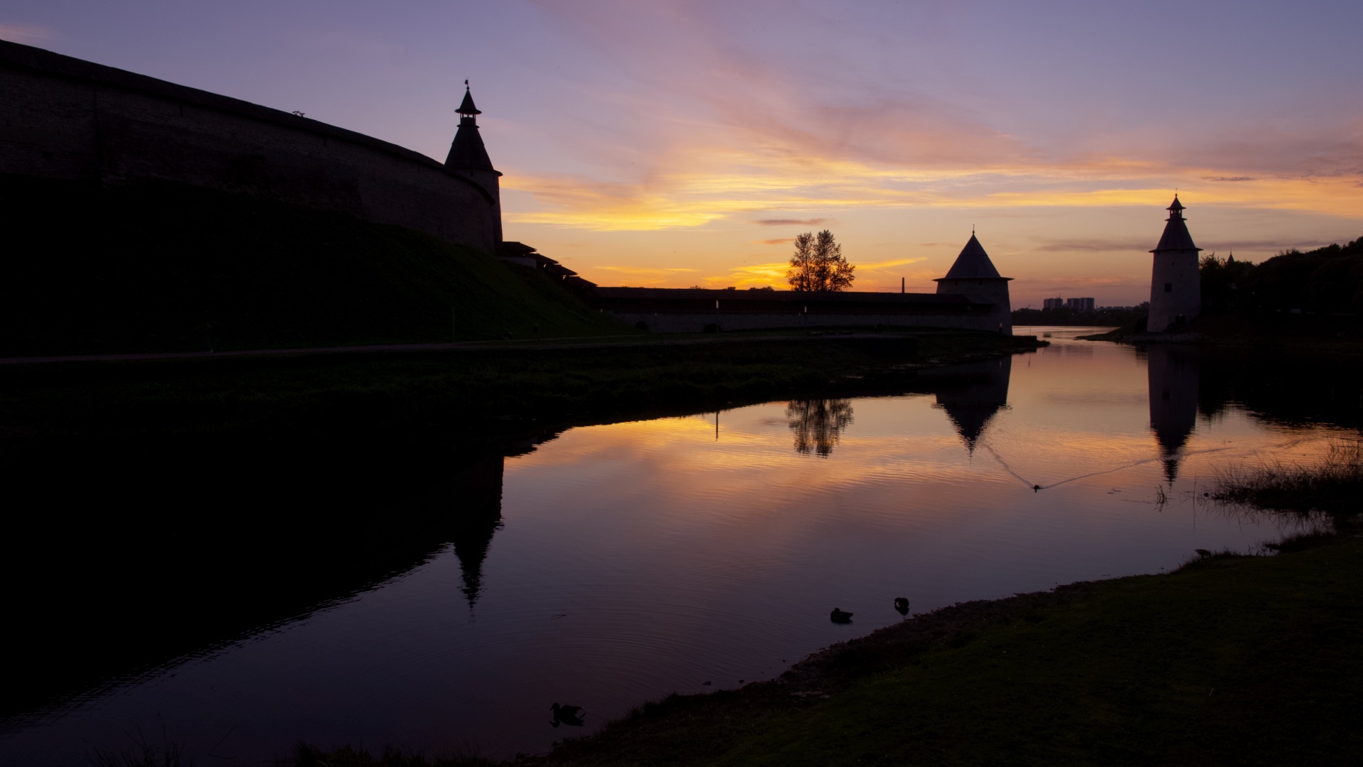 ??Псков. Прогулка на закате. Река, набережная и крепость. Расслабляющее видео. смотреть онлайн