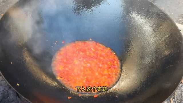 苗大姐做下饭的湖南菜，剁椒豆腐干炒肉，米饭满满吃了一盆　#大口吃肉 смотреть онлайн
