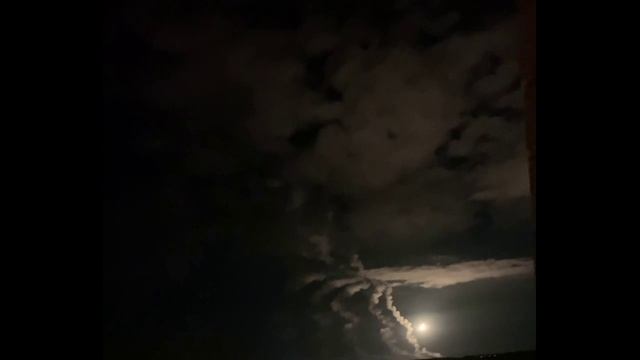 Ночные пуски ракет ОТРК "Искандер-М" из Белгородской области по украинским позициям на Харьковщине. смотреть онлайн