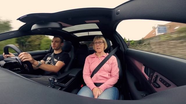 Mum's reaction to Mercedes C63 AMG Coupé смотреть онлайн
