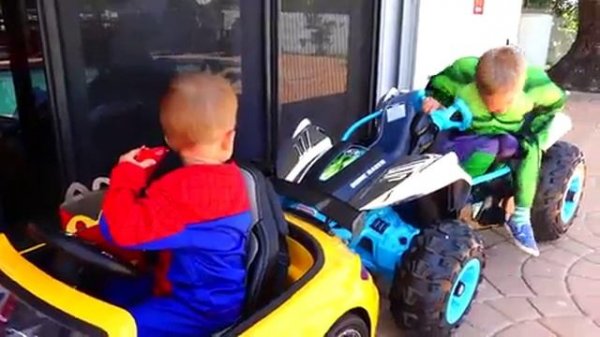 SPIDERMAN  HULK McDONALDS DRIVE THRU Prank Happy Meal Burger