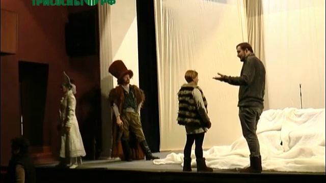 В драматическом театре ставят спектакль со спецэффектами смотреть онлайн