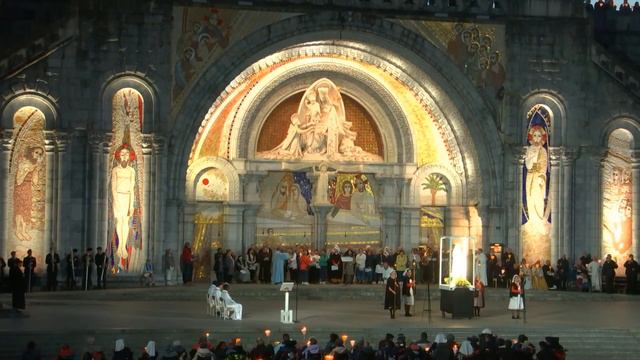 Procession Mariale aux flambeaux at the Sanctuaire de Lourdes | 8 May 2023 смотреть онлайн