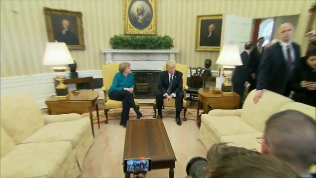 Donald Trump unwilling to shake hands with Angela Merkel смотреть онлайн