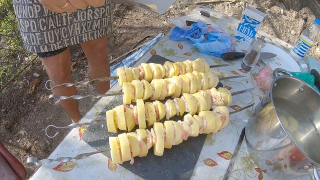 Шашлык из говяжьей печени и картофель на мангале. Необычный рецепт к майским праздникам. смотреть онлайн