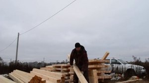 Укладываю напиленные брусы для соединения сип панелей (толщина 100x150, длина 240мм)