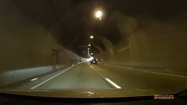 Баба ,,поймала белку,, на дороге Insane woman on the road смотреть онлайн