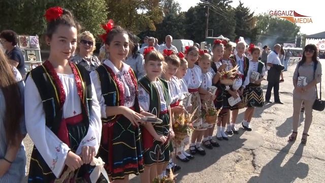 Фестиваль национального костюма в Вулканештах: почетные гости и старинные платья смотреть онлайн