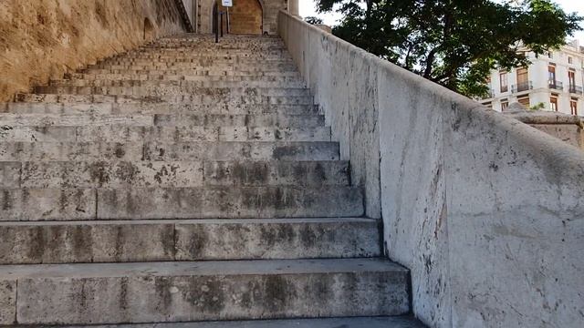 A quick tour of The Torres de Serranos, Valencia, Spain смотреть онлайн