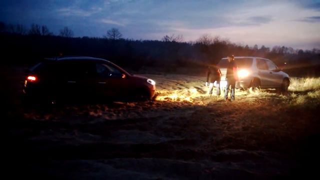 mercedes ML pulls out stuck Renault Koleos from sand смотреть онлайн